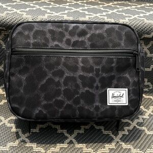 Herschel Lunchbox Black/Gray Animal Print